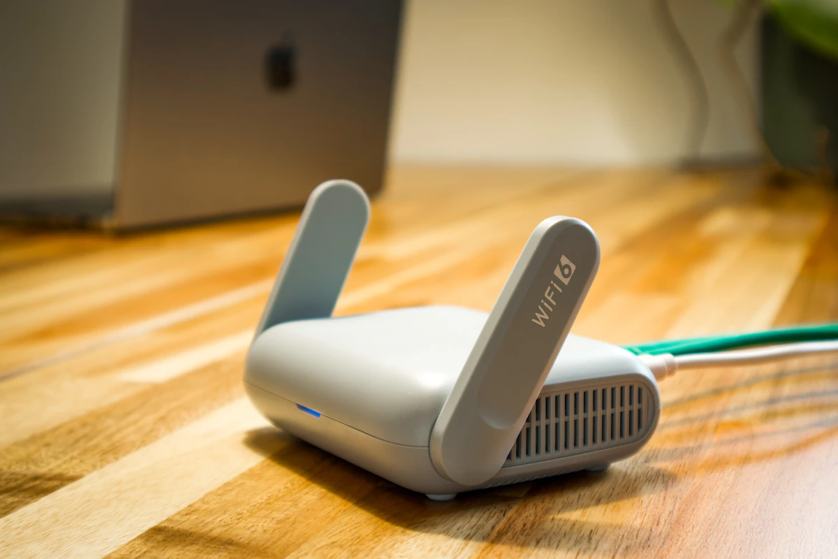 Router inalámbrico con antenas sobre una mesa. Fotografía ilustrativa de conectividad.