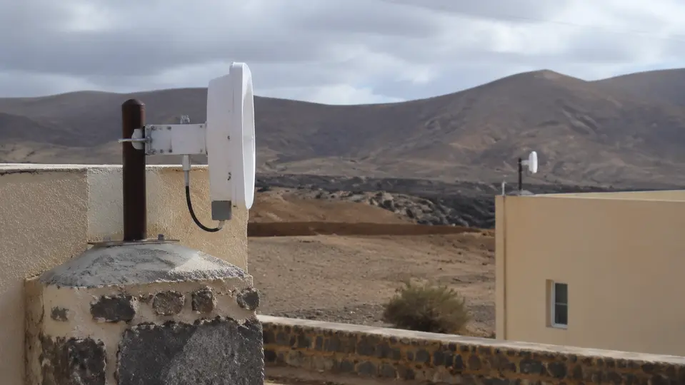 Enlace wifi exterior entre dos edificios rurales de Fuerteventura