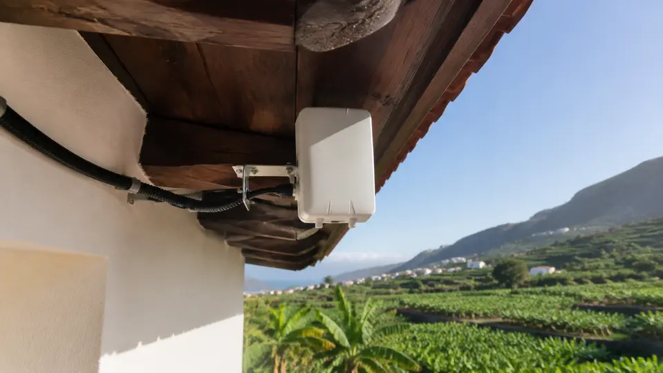 Punto de acceso wifi exterior instalado bajo el alero de una finca