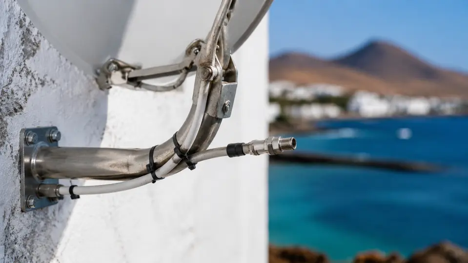 Soporte y cableado de antena resistentes al salitre en La Graciosa