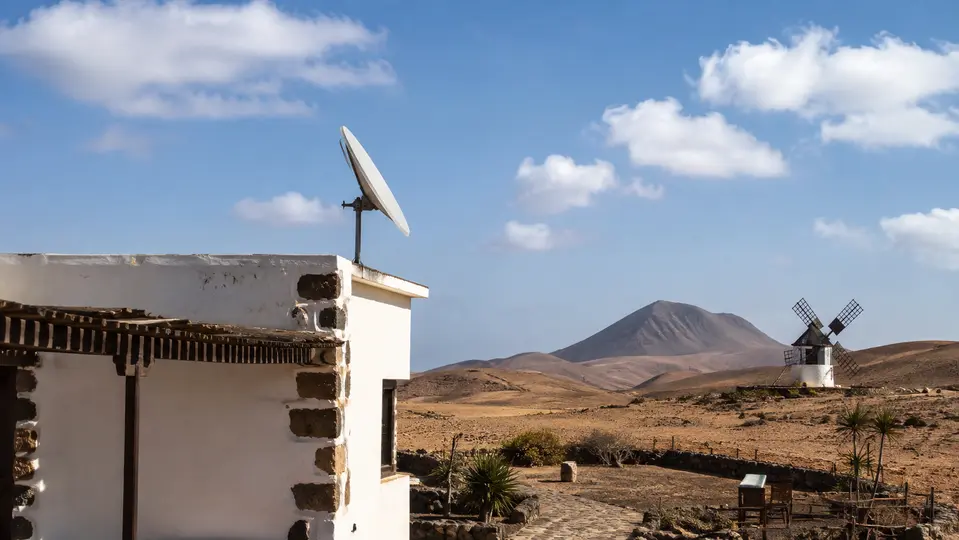 Antena satelital en una finca aislada y ventosa de Fuerteventura