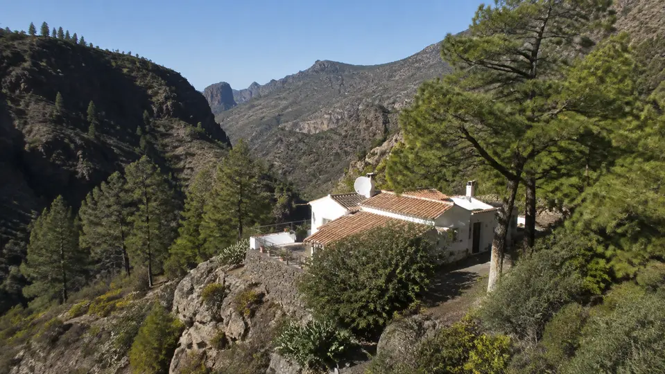 Casa rural con antena satelital en las montañas de Gran Canaria