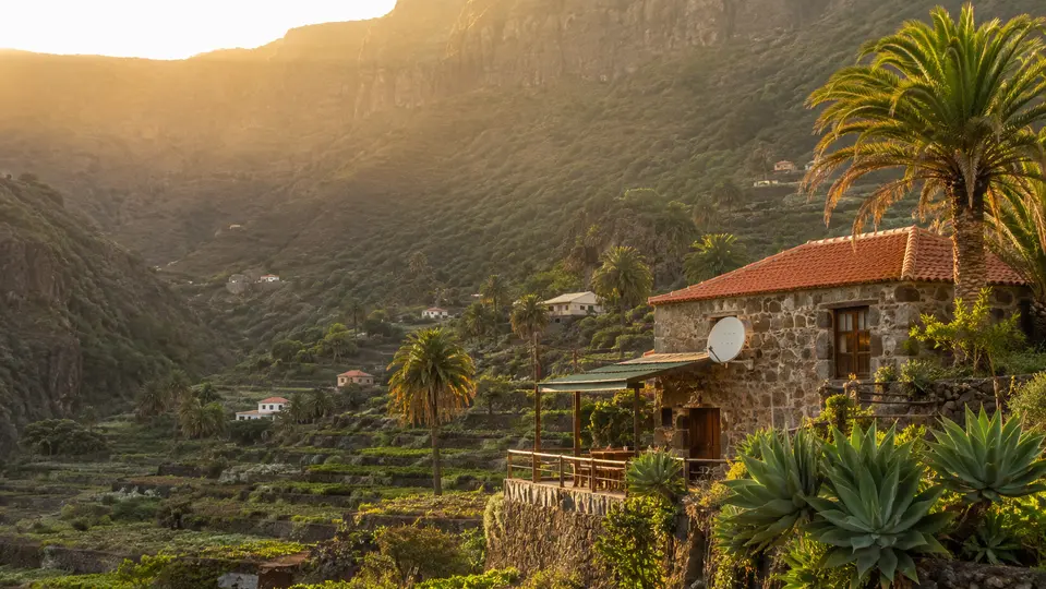 Casa rural con antena satelital en un valle de bancales de La Gomera