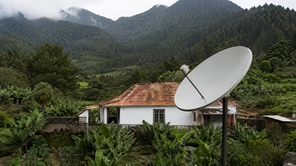 Antena satelital en una finca verde y montañosa de La Palma