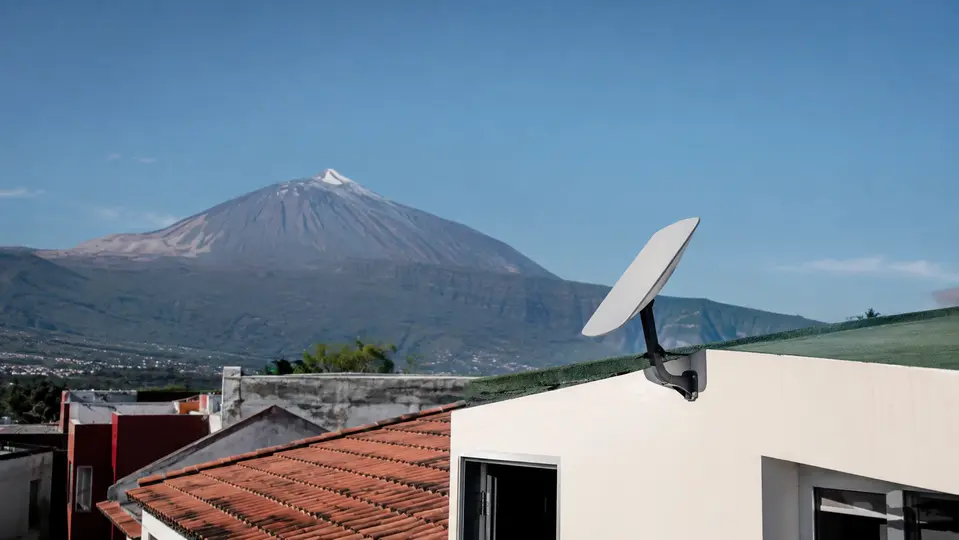 Antena satelital instalada en Tenerife con el Teide al fondo