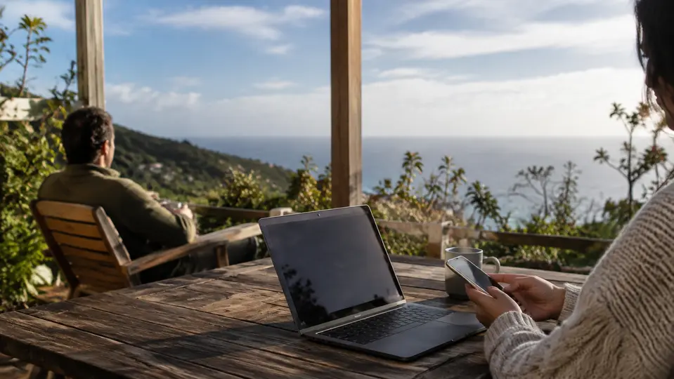 Huéspedes usando internet en la terraza de un alojamiento rural canario