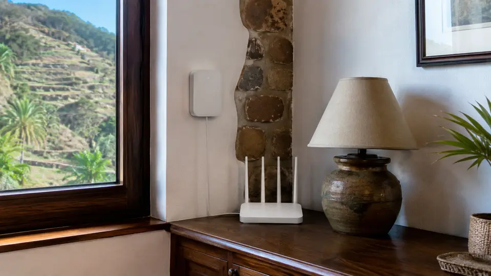 Router y punto wifi en una casa rural con vistas a La Gomera