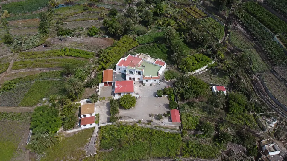Vista aérea de una finca con varios edificios en Gran Canaria